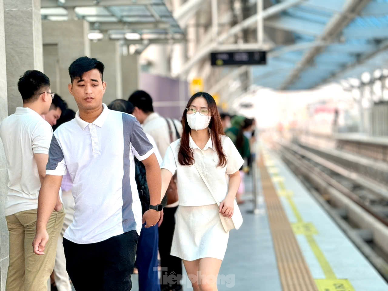 Hết miễn phí, metro Nhổn - ga Hà Nội vẫn ‘hút khách’ ngày cuối tuần ảnh 9