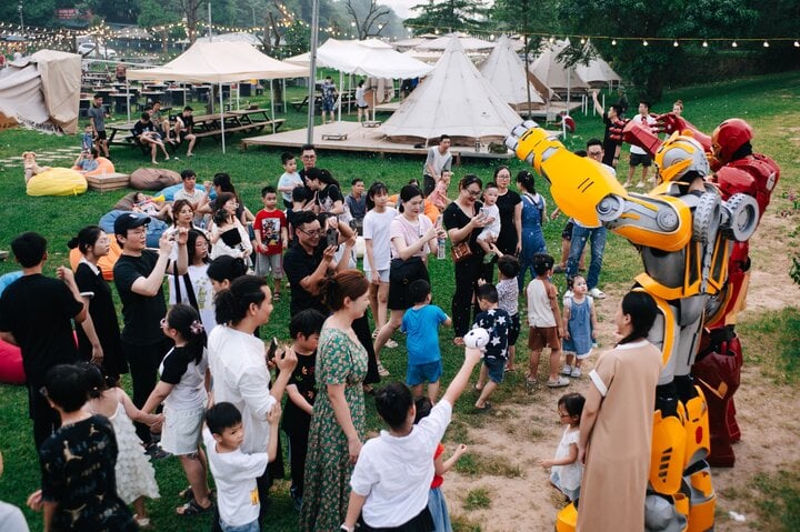 Cắm trại ngoài trời là hoạt động phù hợp để kết nối cho mẹ với con cái trong kỳ nghỉ lễ 2/9. (Ảnh: Sixdoong Cafe & Camping)