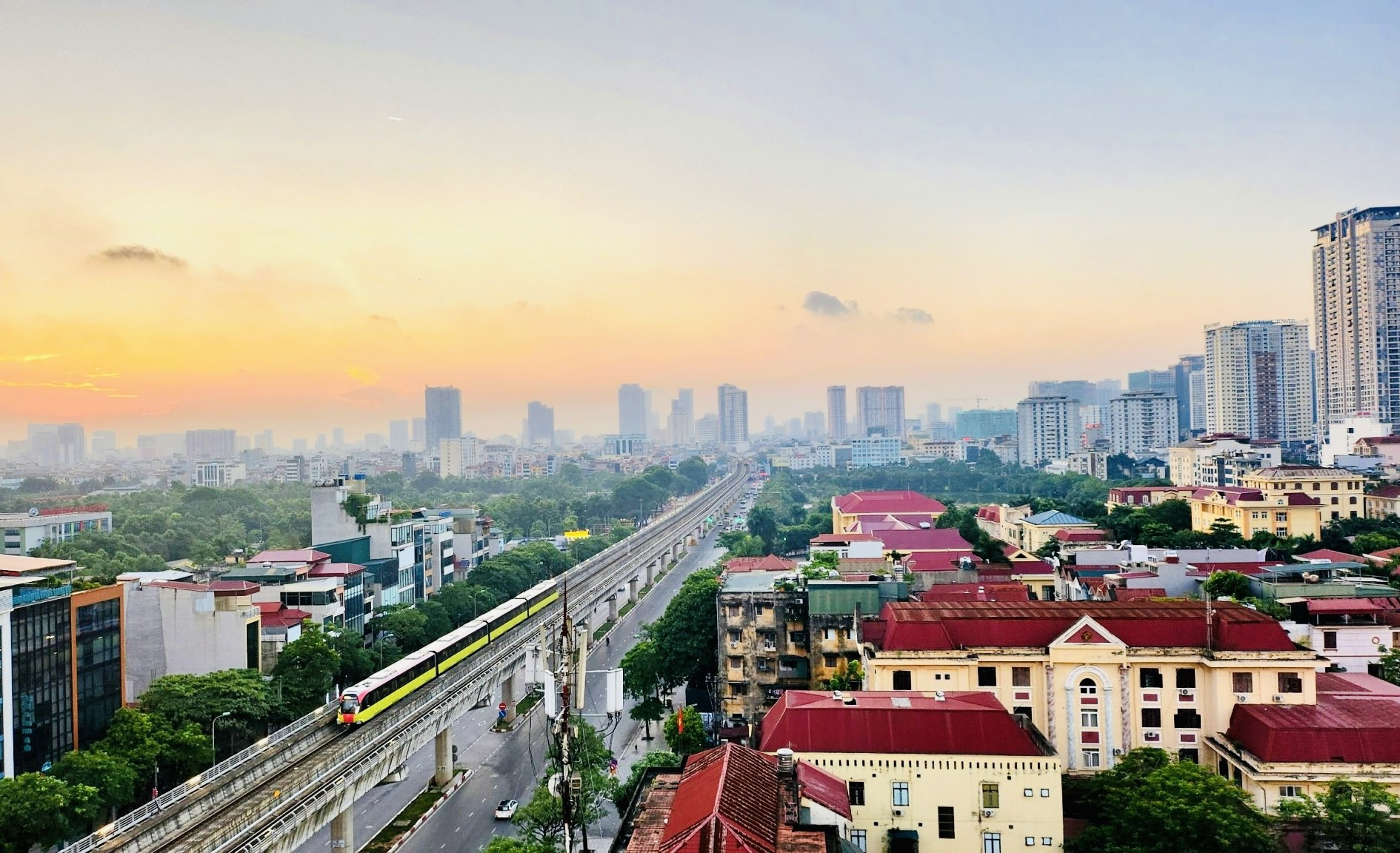 Hết miễn phí, metro Nhổn - ga Hà Nội vẫn ‘hút khách’ ngày cuối tuần ảnh 2