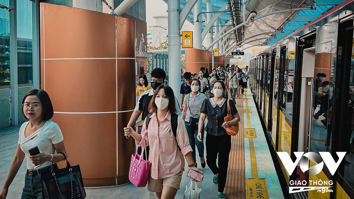 het mien phi, metro nhon ga ha noi van thu hut hanh khach hinh anh 5