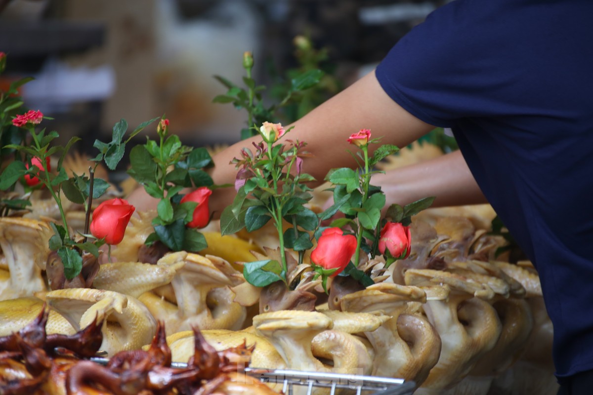 Hà Nội: ‘Chợ nhà giàu’ tấp nập người mua đồ cúng trước Rằm tháng 7 ảnh 4