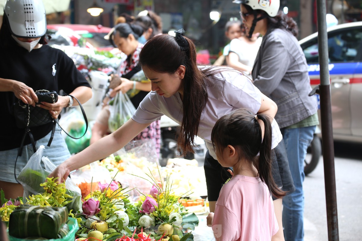 Hà Nội: ‘Chợ nhà giàu’ tấp nập người mua đồ cúng trước Rằm tháng 7 ảnh 5