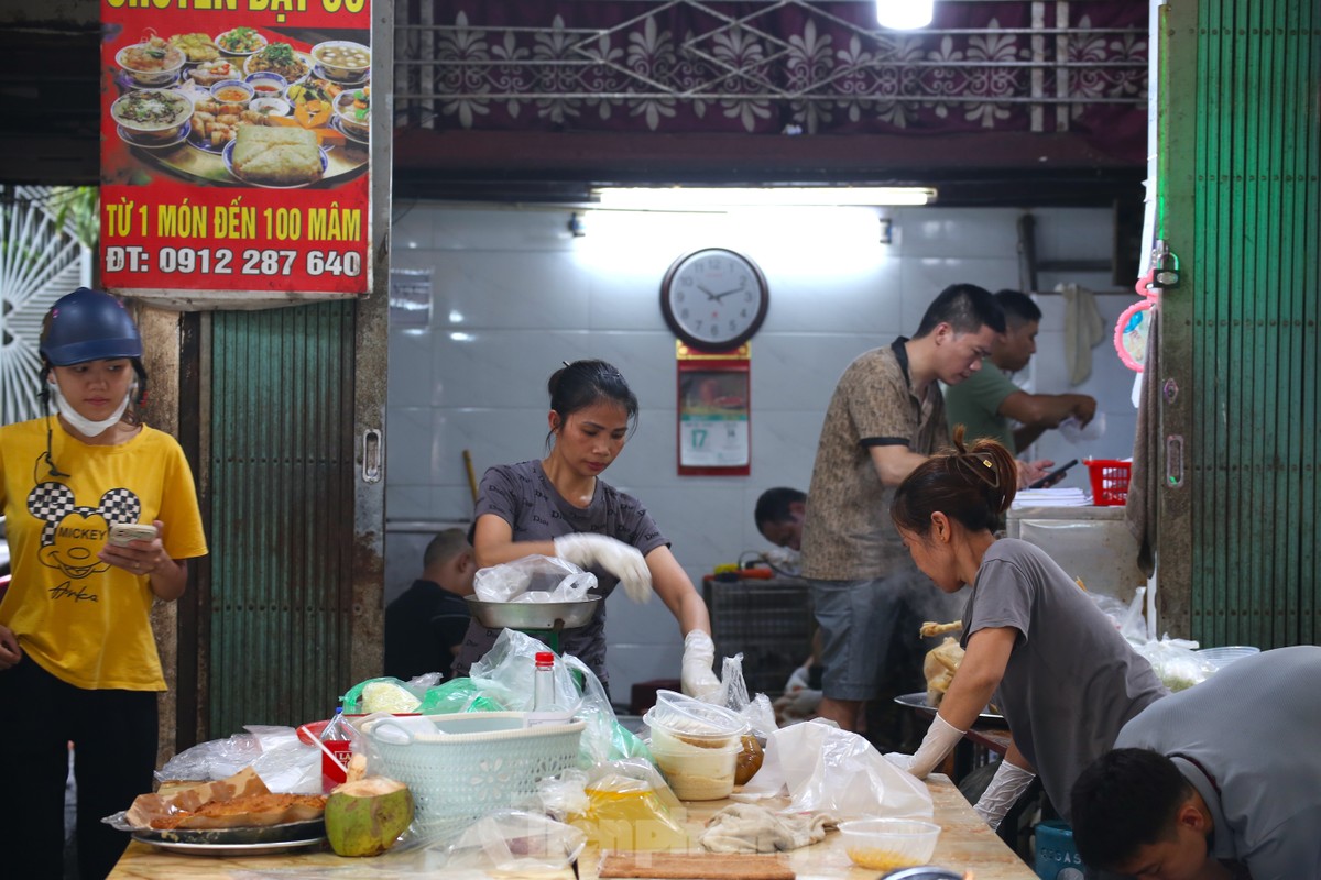 Hà Nội: ‘Chợ nhà giàu’ tấp nập người mua đồ cúng trước Rằm tháng 7 ảnh 6