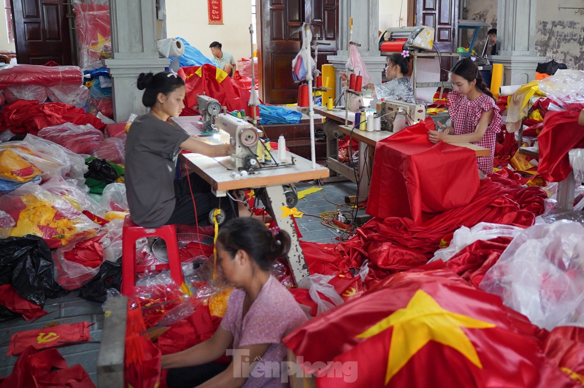 Làng nghề chuyên may, thêu cờ Tổ quốc tất bật trước ngày Quốc khánh 2/9 ảnh 6