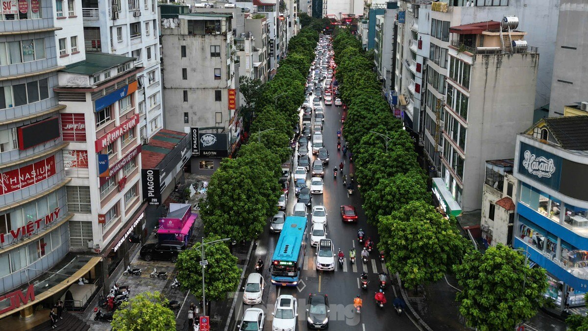 Giao thông Hà Nội hỗn loạn, người dân tháo chạy về nhà tránh bão ảnh 4