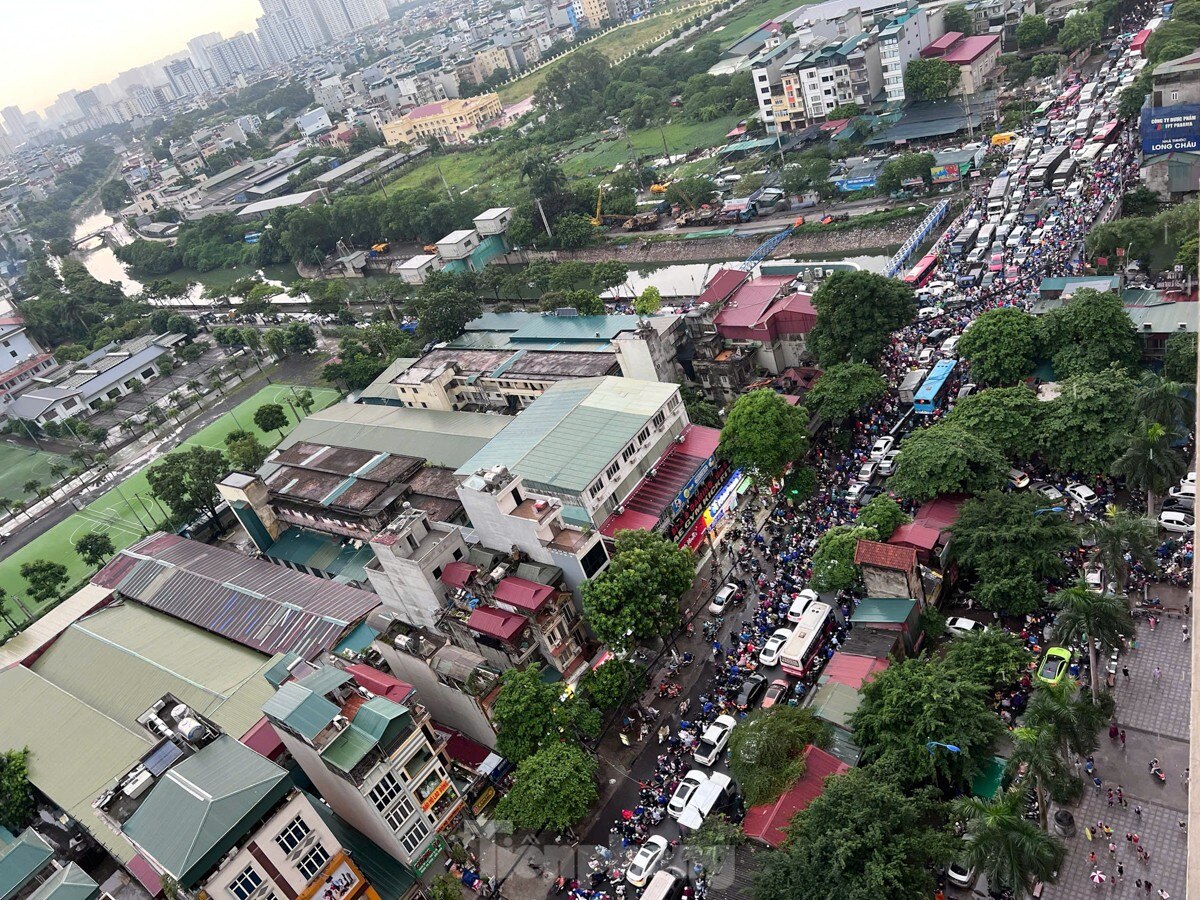 Giao thông Hà Nội hỗn loạn, người dân tháo chạy về nhà tránh bão ảnh 6