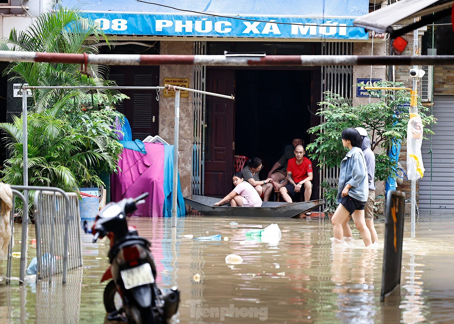 Hà Nội: Nhân viên y tế đi thuyền vào chữa bệnh cho dân ảnh 3