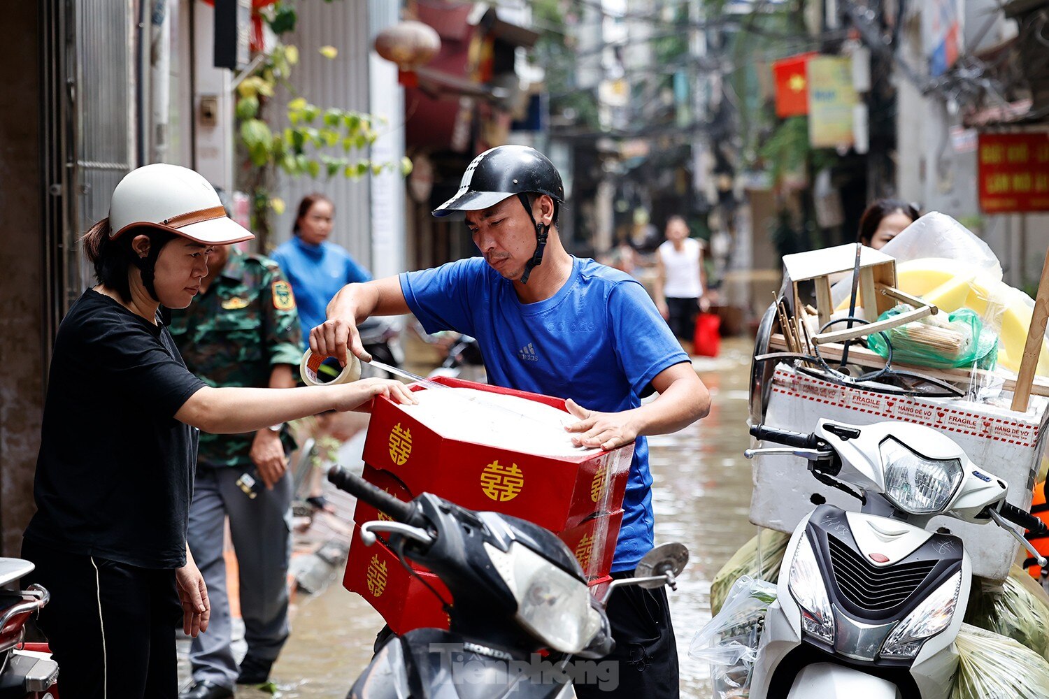 Hà Nội: Nhân viên y tế đi thuyền vào chữa bệnh cho dân ảnh 5