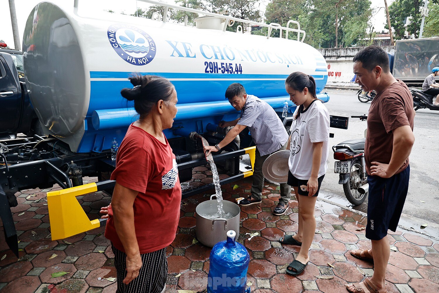 Hà Nội: Nhân viên y tế đi thuyền vào chữa bệnh cho dân ảnh 6