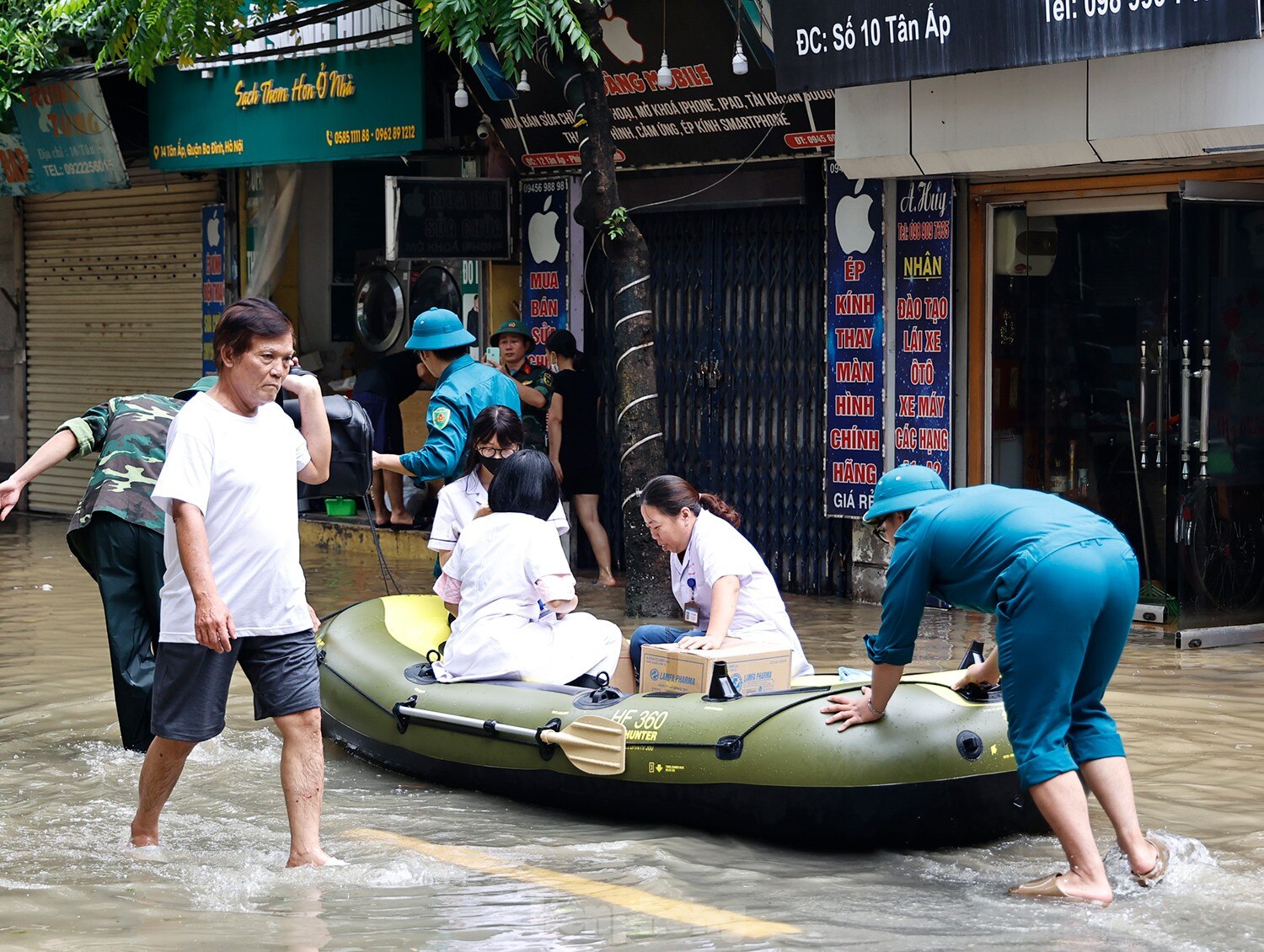 Hà Nội: Nhân viên y tế đi thuyền vào chữa bệnh cho dân ảnh 11