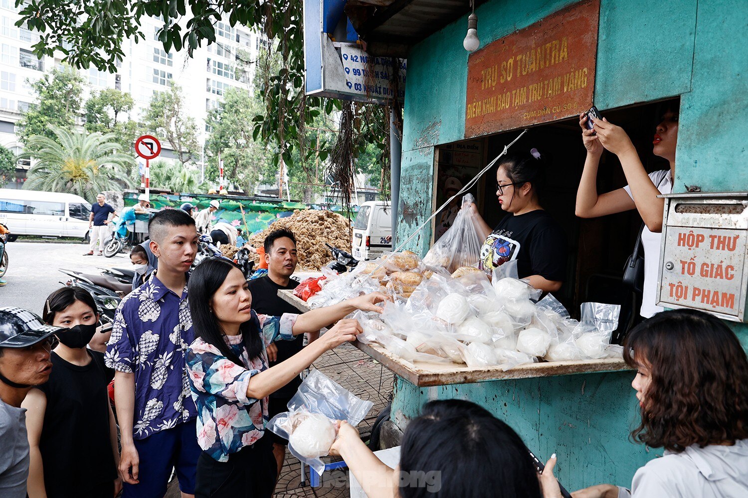 Hà Nội: Nhân viên y tế đi thuyền vào chữa bệnh cho dân ảnh 15