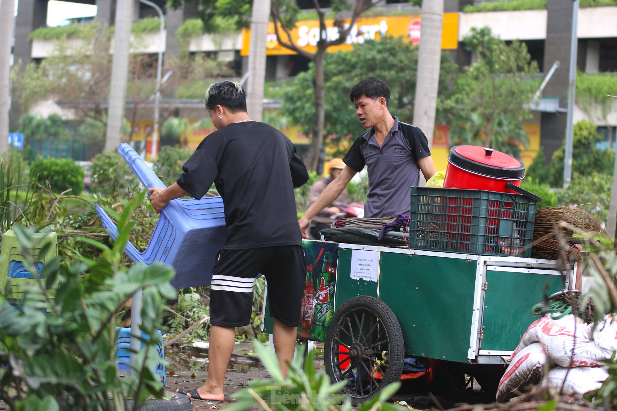 Người dân khu 'biệt thự triệu đô' vội vã dọn dẹp, khắc phục mưa lũ ảnh 7