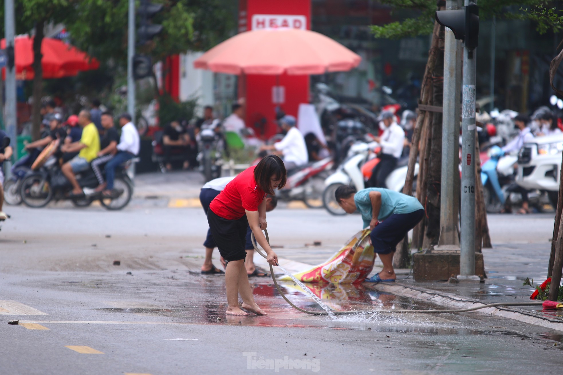 Người dân khu 'biệt thự triệu đô' vội vã dọn dẹp, khắc phục mưa lũ ảnh 11