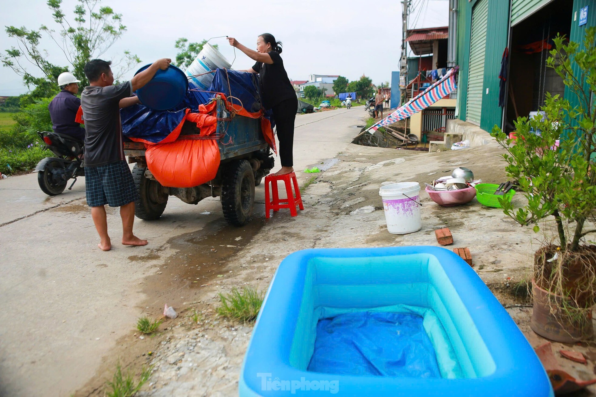 Nước ngập tới mái nhà, cả làng biến thành 'ốc đảo' ảnh 13