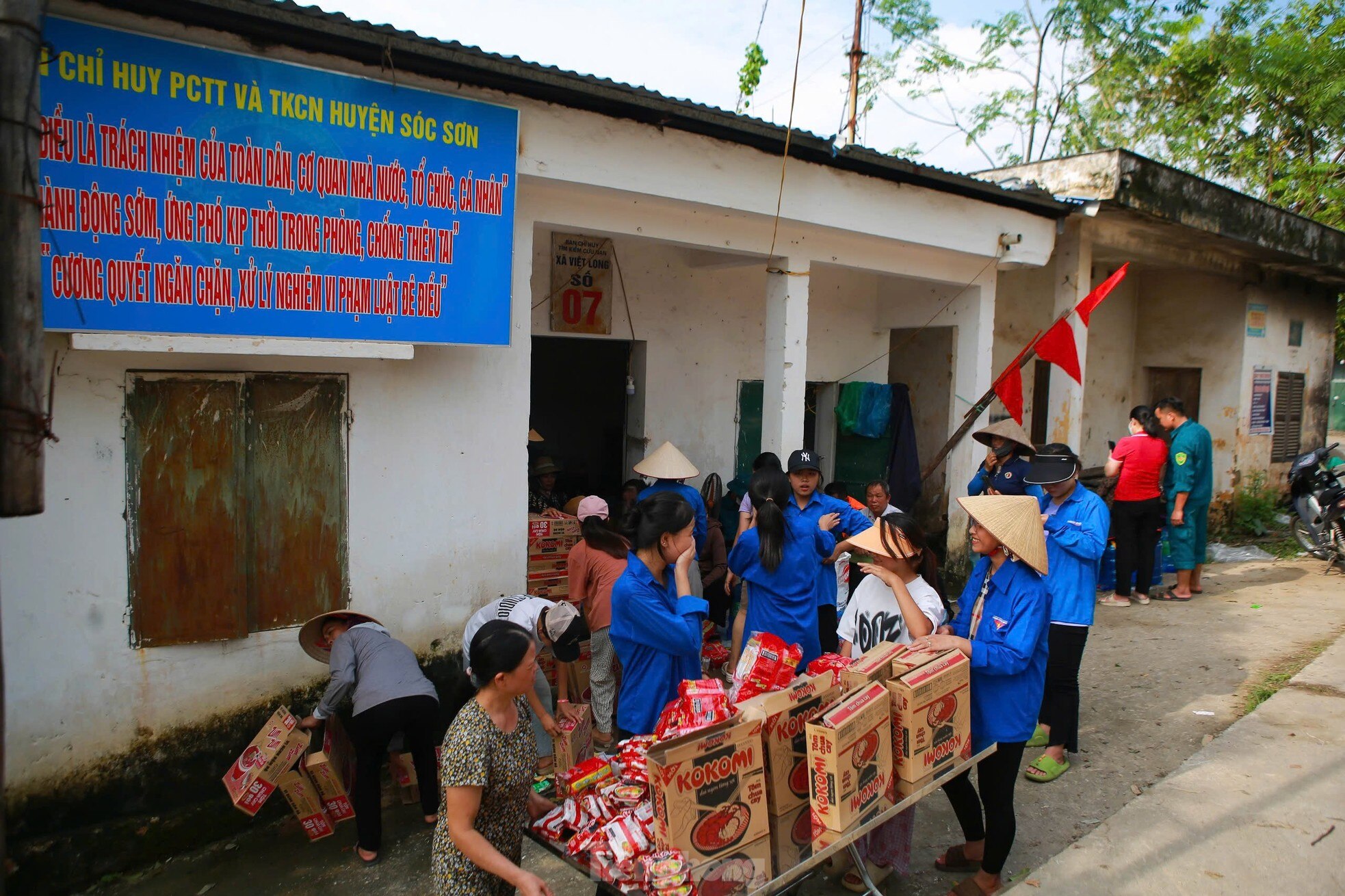 Nước ngập tới mái nhà, cả làng biến thành 'ốc đảo' ảnh 15