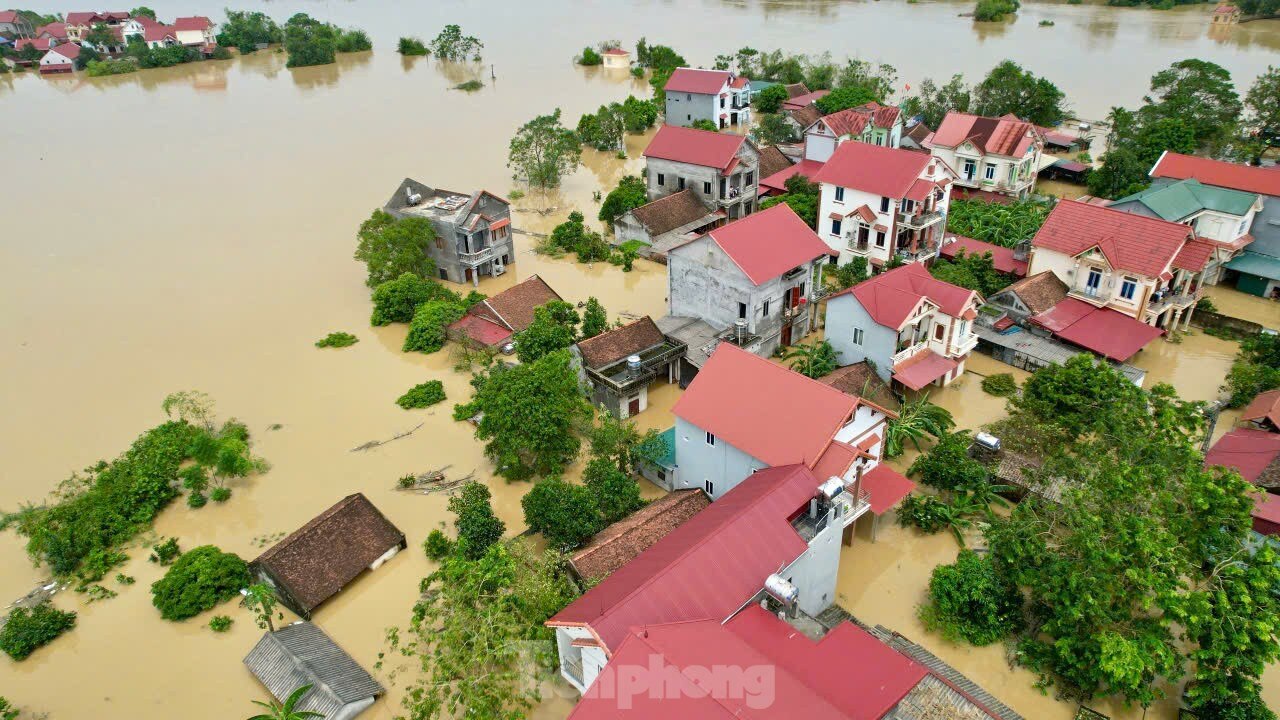 Nước ngập tới mái nhà, cả làng biến thành 'ốc đảo' ảnh 16