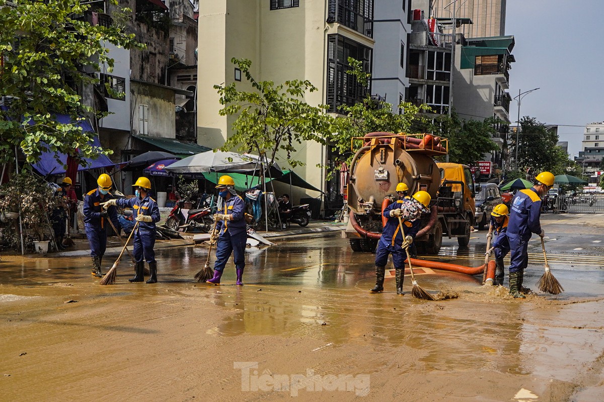 Người dân ven sông Hồng dọn dẹp nhà cửa khi nước rút ảnh 22