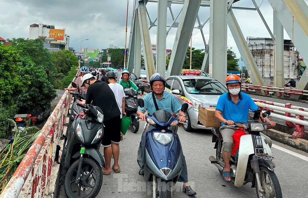 Vì sao làn cầu yếu ở hai bên cầu Chương Dương khó cấm ô tô? ảnh 3