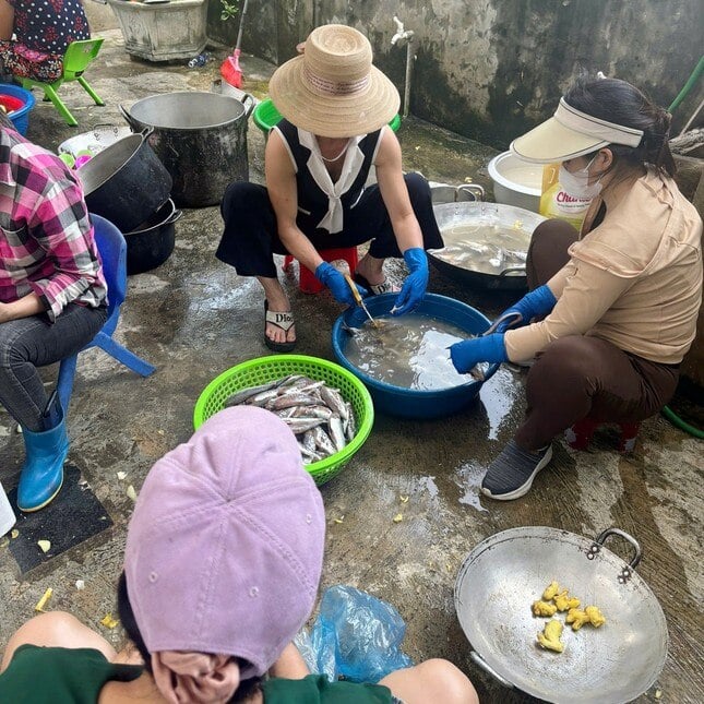 ‘Đột nhập' khu bếp nấu hàng nghìn suất ăn thiện nguyện ở vùng lũ Hà Nội ảnh 5