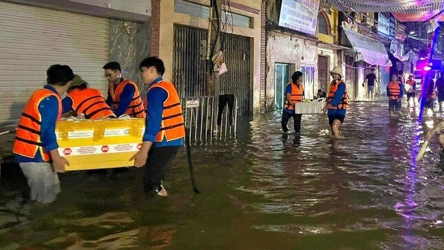 ‘Đột nhập' khu bếp nấu hàng nghìn suất ăn thiện nguyện ở vùng lũ Hà Nội ảnh 18