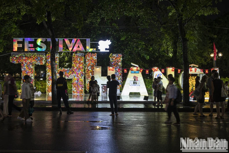 Festival Thu Hà Nội năm 2024: Du khách xúc động khi được sống lại những thời khắc lịch sử ảnh 2