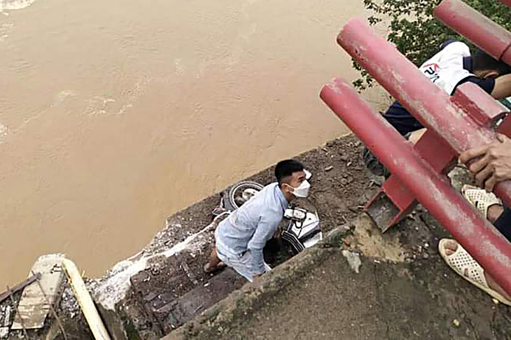 Sập cầu Phong Châu tại Phú Thọ, nghi có người và xe rơi xuống sông - Ảnh 5.