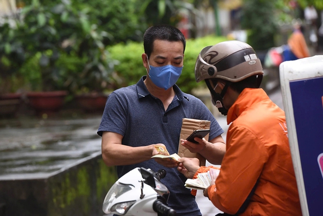 Hàng ngoại giá rẻ tràn vào VN nhờ miễn thuế- Ảnh 1.