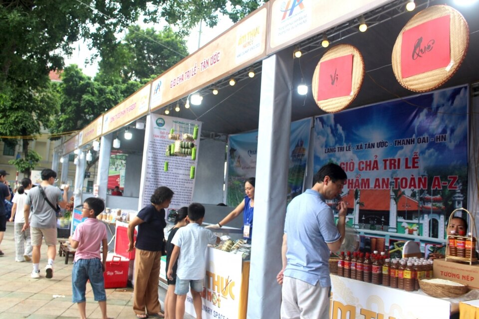 Quảng bá các sản phẩm OCOP tại Festival Thu Hà Nội năm 2023. Ảnh: Mộc Miên