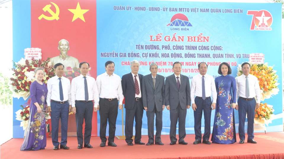 Đại diện lãnh đạo Bộ Nội vụ, tỉnh Yên Bái, TP Hà Nội, quận Long Biên chụp ảnh cùng gia đình danh nhân Nguyễn Gia Bổng 