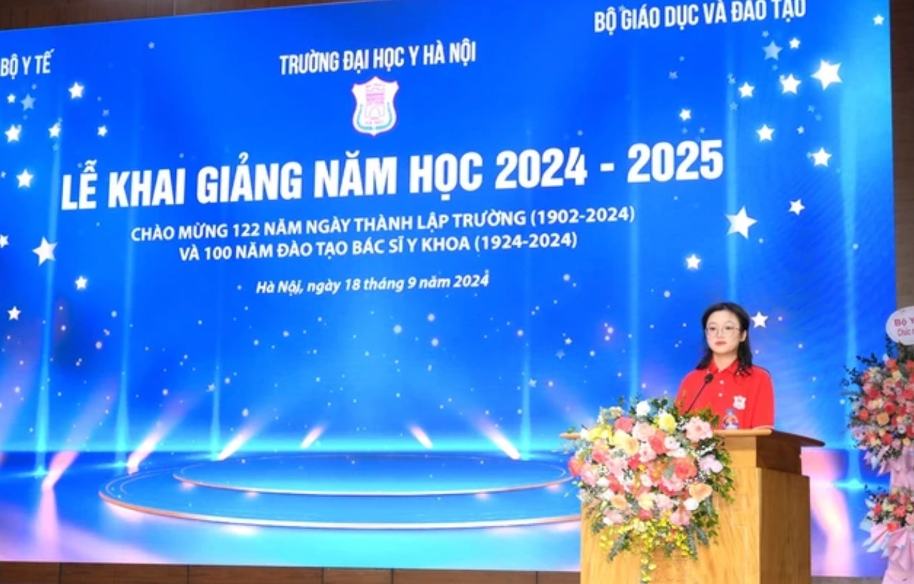 Thủ khoa đầu vào Trường Đại học Y Hà Nội 2024 với IELTS 8.0: Ông nội truyền đam mê làm bác sĩ - Ảnh 1.