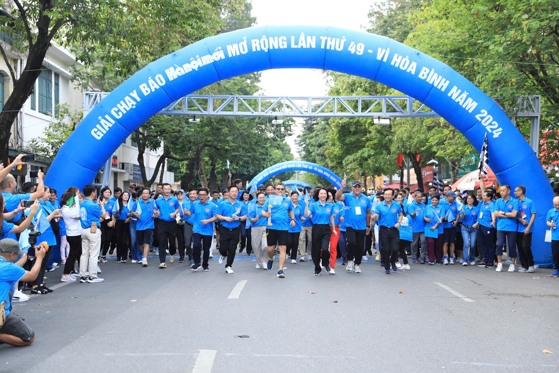 cac-dong-chi-lanh-dao-trung-uong-thanh-pho-ha-noi-dai-su-nuoc-ngoai-chay-huong-ung-giai-chay-bao-hanoimoi-mo-rong-lan-thu-49-vi-hoa-binh-nam-2024.-anh-quang-thai-2-.jpg