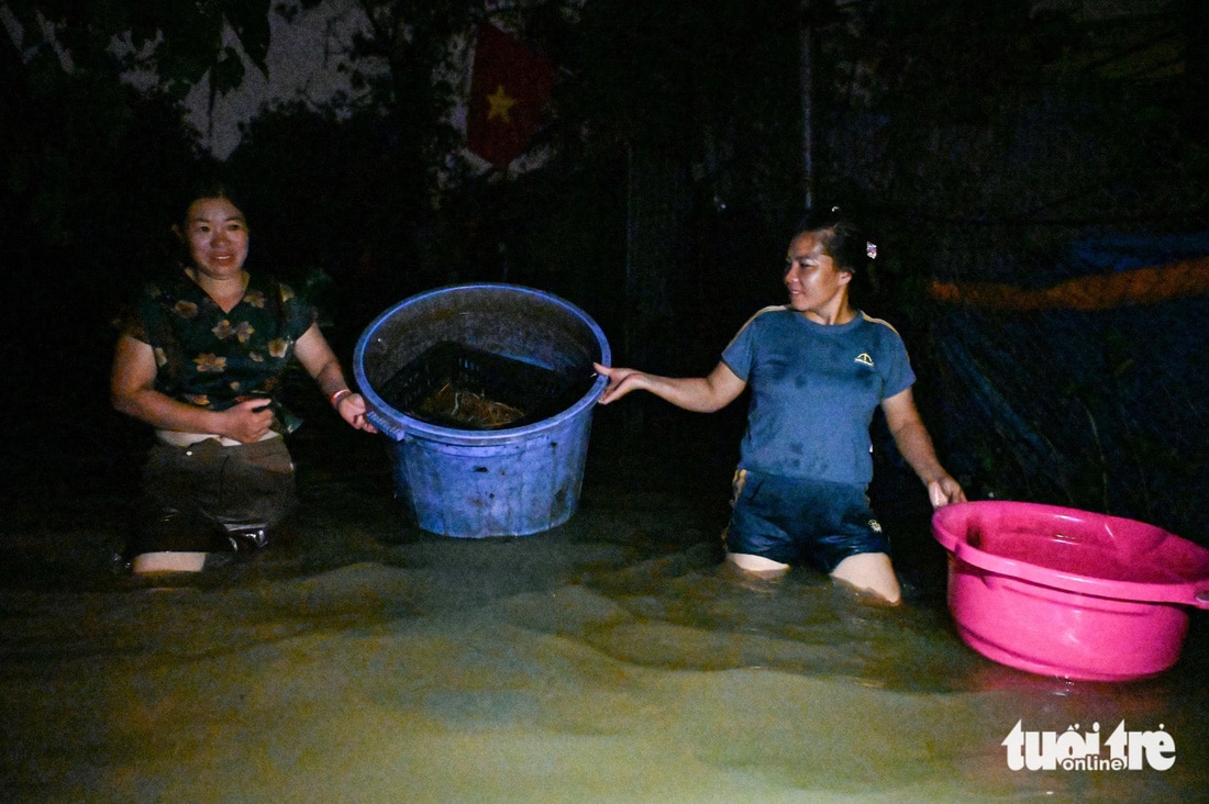 Nước sông Hồng mênh mông, người dân quận trung tâm Hà Nội trắng đêm chạy lũ - Ảnh 12.