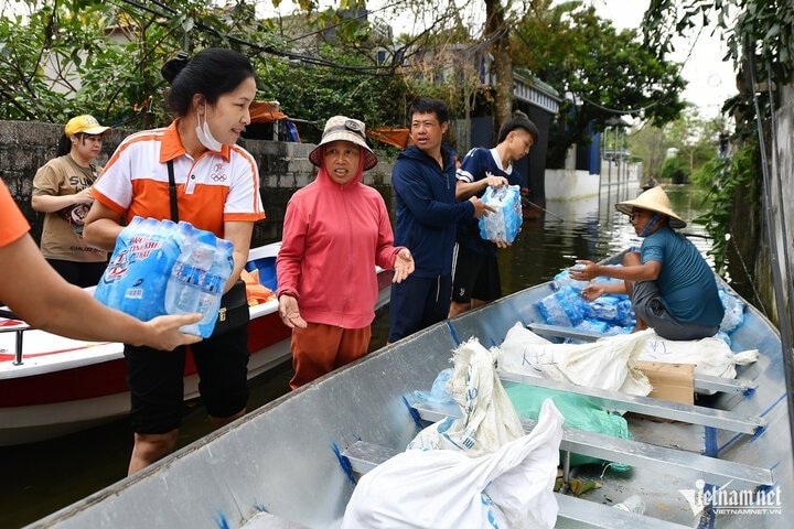 Nước không rút, rốn lũ ở Chương Mỹ 'hóa cảnh nước nổi miền Tây'