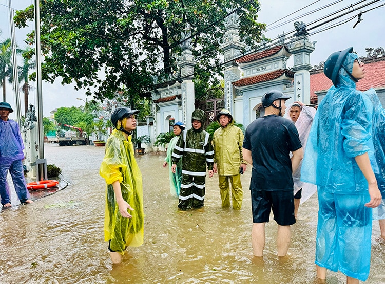 Quận Long Biên (Hà Nội) di dời 1.055 người dân ra khỏi vùng nguy hiểm đến nơi an toàn