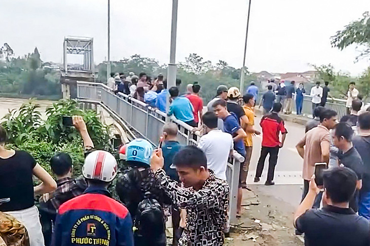 Sập cầu Phong Châu tại Phú Thọ, nghi có người và xe rơi xuống sông - Ảnh 3.