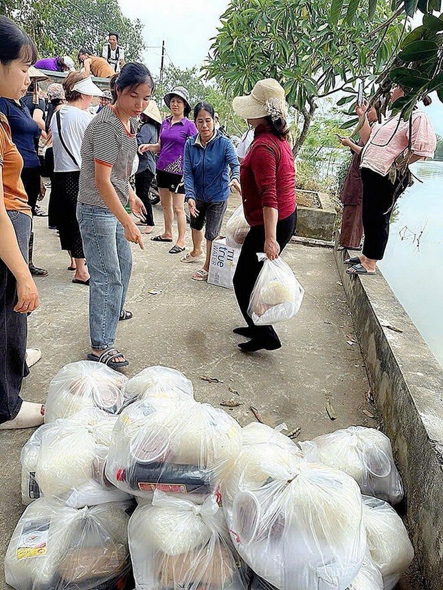 ‘Đột nhập' khu bếp nấu hàng nghìn suất ăn thiện nguyện ở vùng lũ Hà Nội ảnh 1