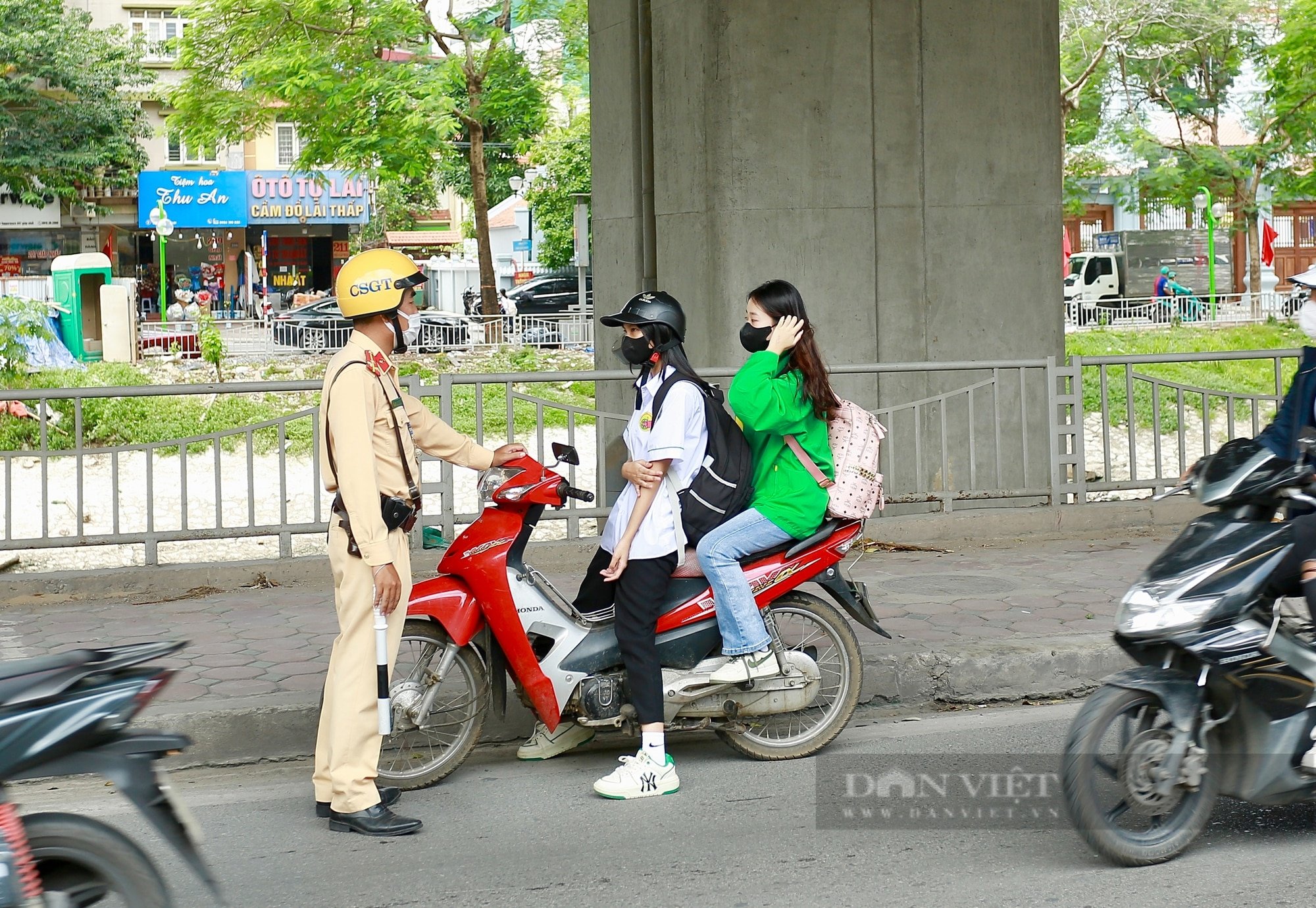 Thấy bóng dáng CSGT, học sinh đầu trần vội vã phóng xe quay đầu bỏ chạy- Ảnh 2.