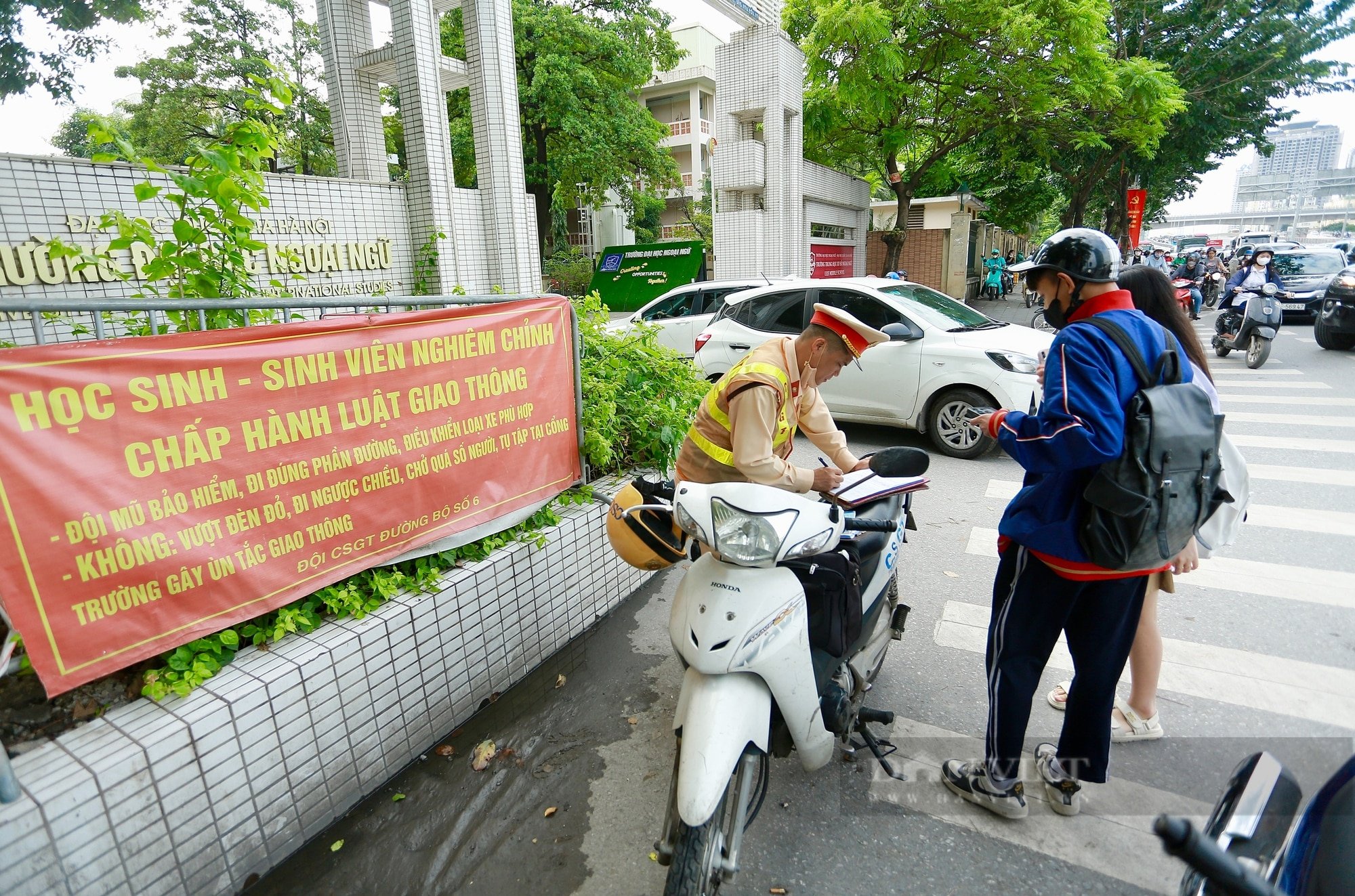 Thấy bóng dáng CSGT, học sinh đầu trần vội vã phóng xe quay đầu bỏ chạy- Ảnh 4.