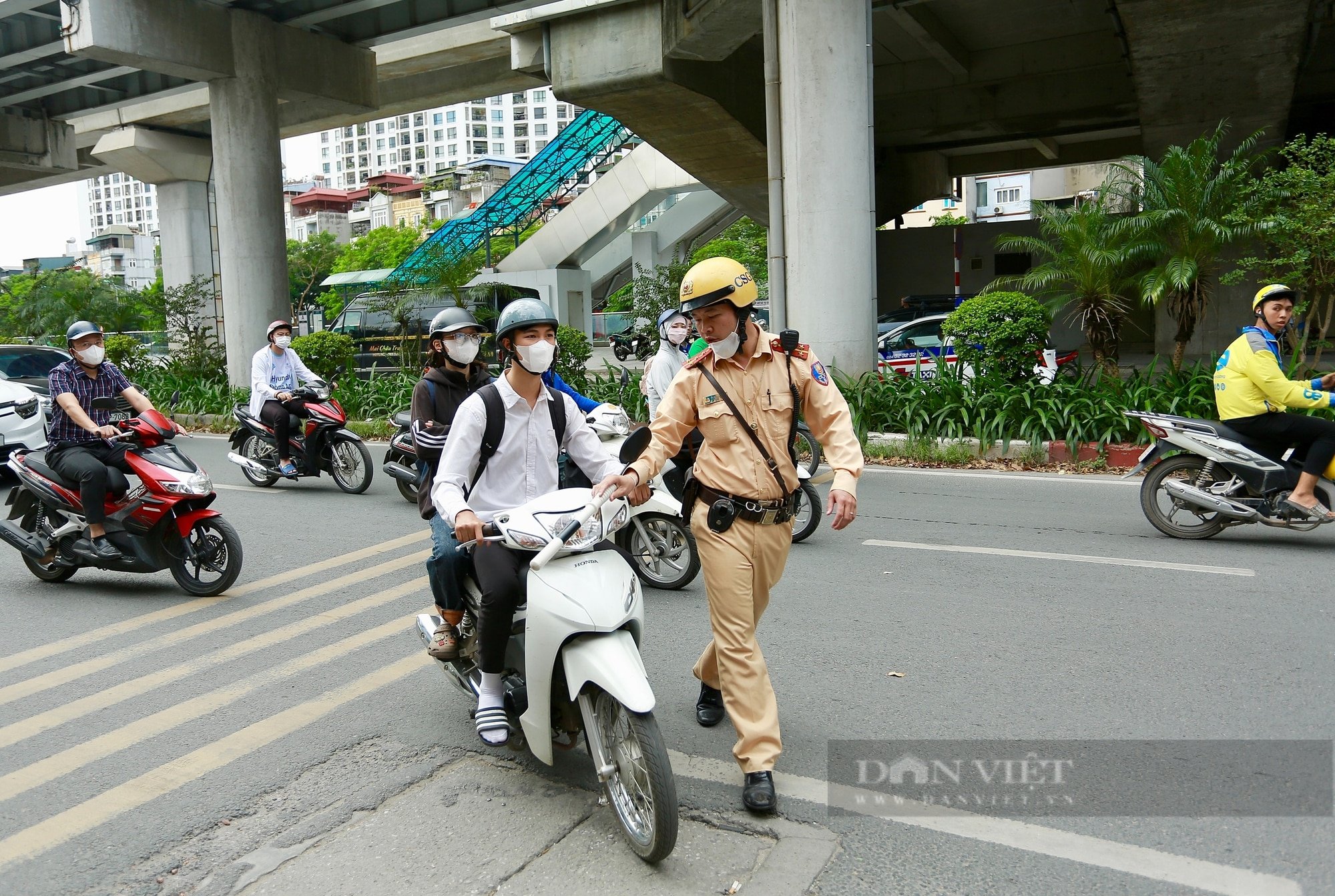 Thấy bóng dáng CSGT, học sinh đầu trần vội vã phóng xe quay đầu bỏ chạy- Ảnh 6.