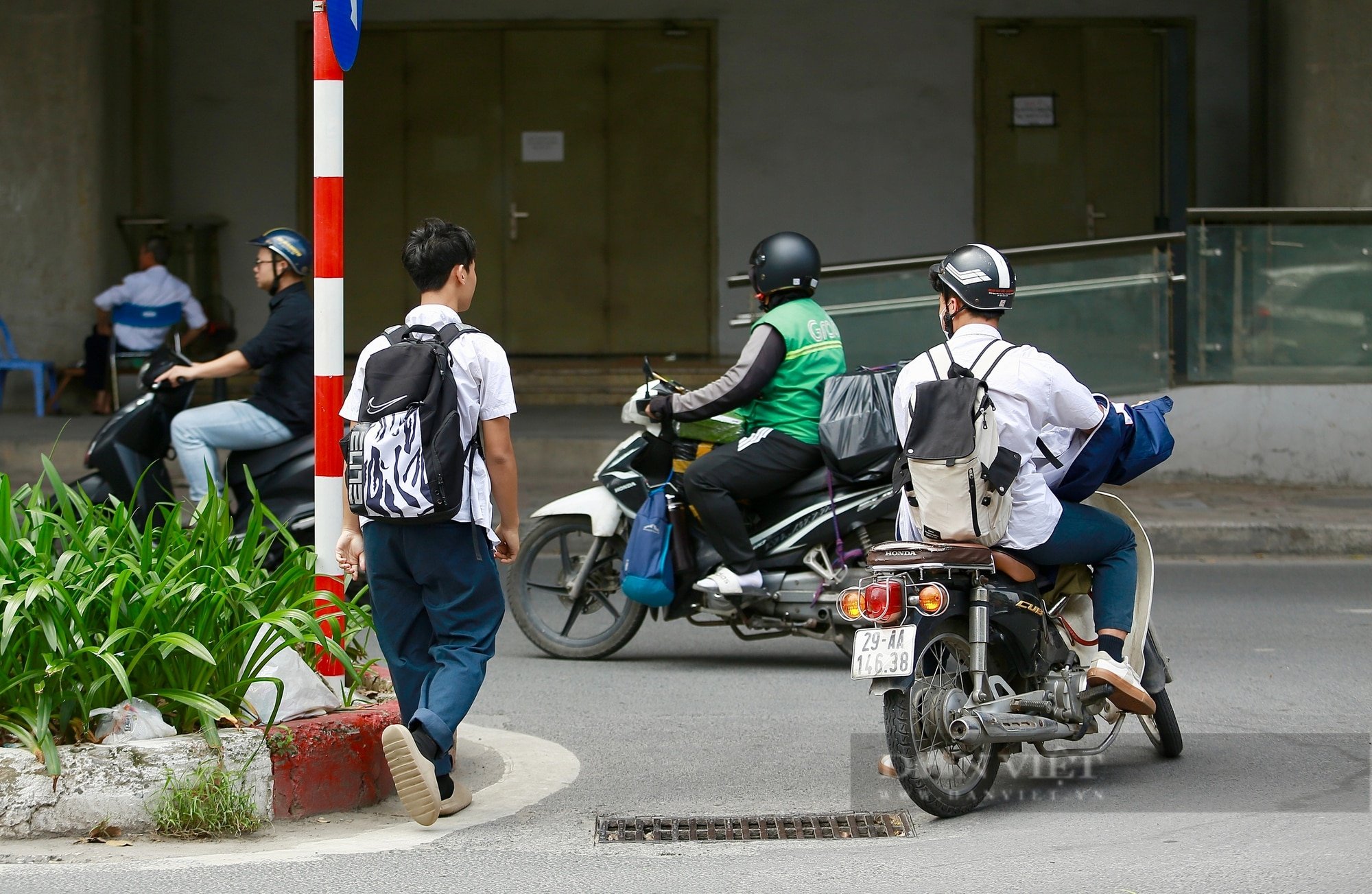 Thấy bóng dáng CSGT, học sinh đầu trần vội vã phóng xe quay đầu bỏ chạy- Ảnh 10.