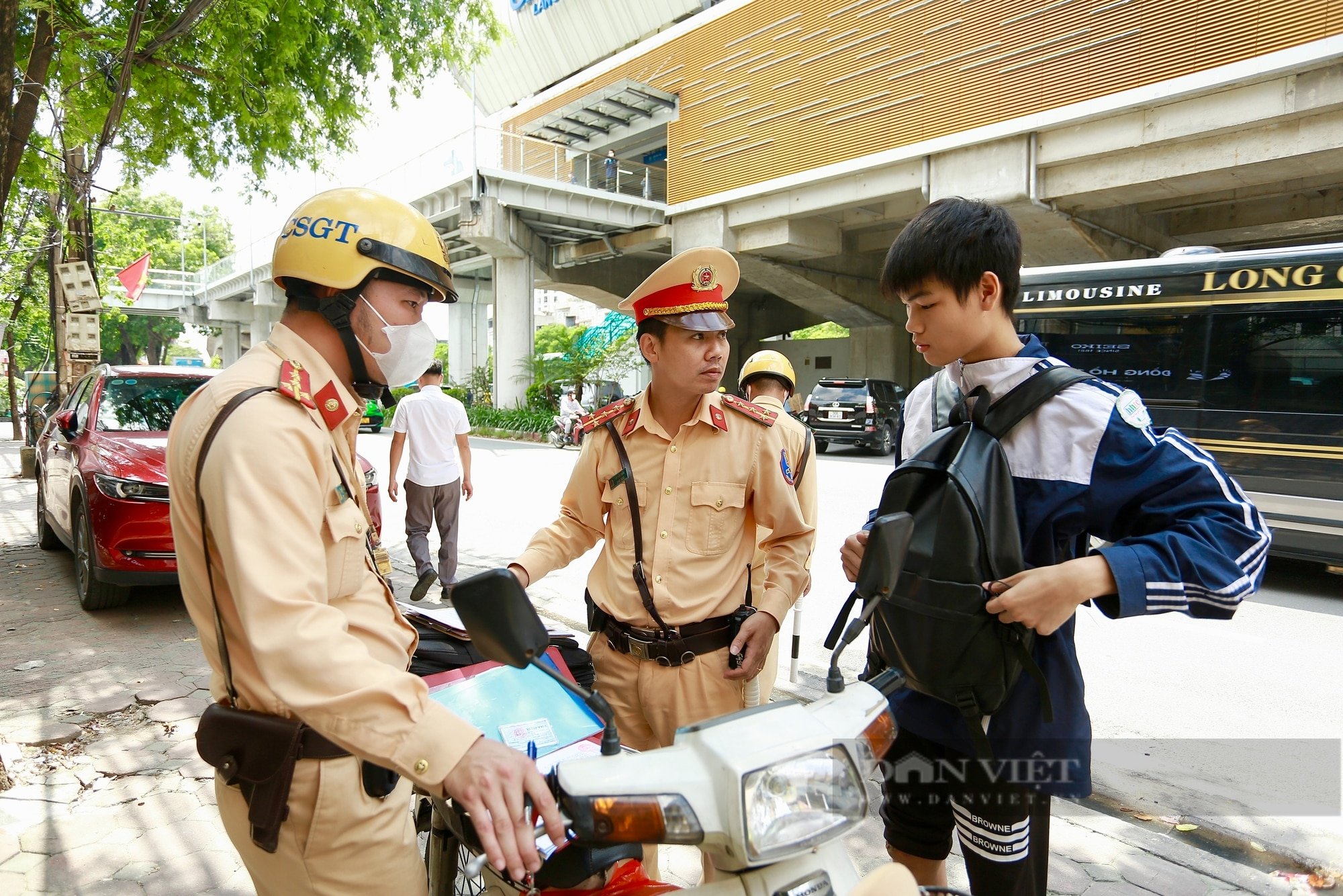 Thấy bóng dáng CSGT, học sinh đầu trần vội vã phóng xe quay đầu bỏ chạy- Ảnh 11.