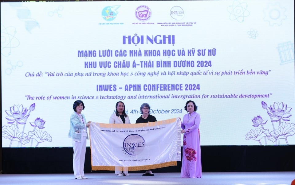 Đại biểu Hàn Quốc nhận cờ đăng cai Hội nghị INWES-APNN 2025. Ảnh: Hoàng Toàn