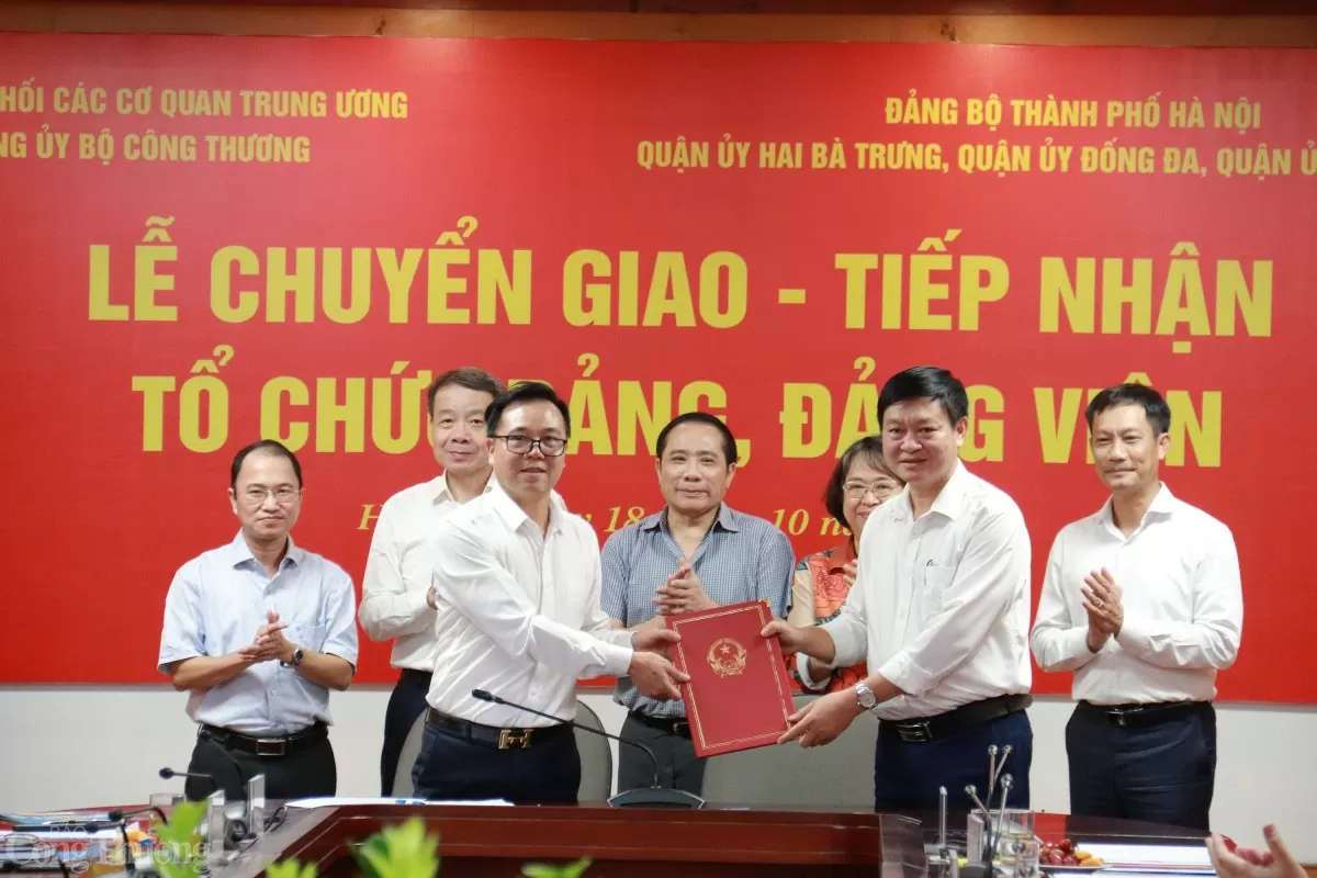 Lễ chuyển giao, tiếp nhận tổ chức đảng, đảng viên về trực thuộc các Quận ủy thuộc Thành ủy Hà Nội