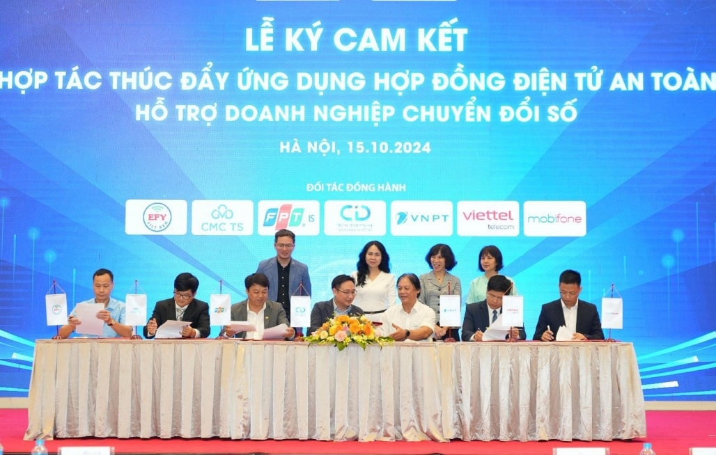 cac-don-vi-ky-cam-ket-tai-dien-dan-ho-tro-doanh-nghiep-chuyen-doi-so-va-phat-trien-thuong-mai-dien-tu-voi-chu-de-phat-trien-hop-dong-dien-tu-an-toan-do-bo-cong-thuong-to-chuc-ngay-15-10-2024..jpg