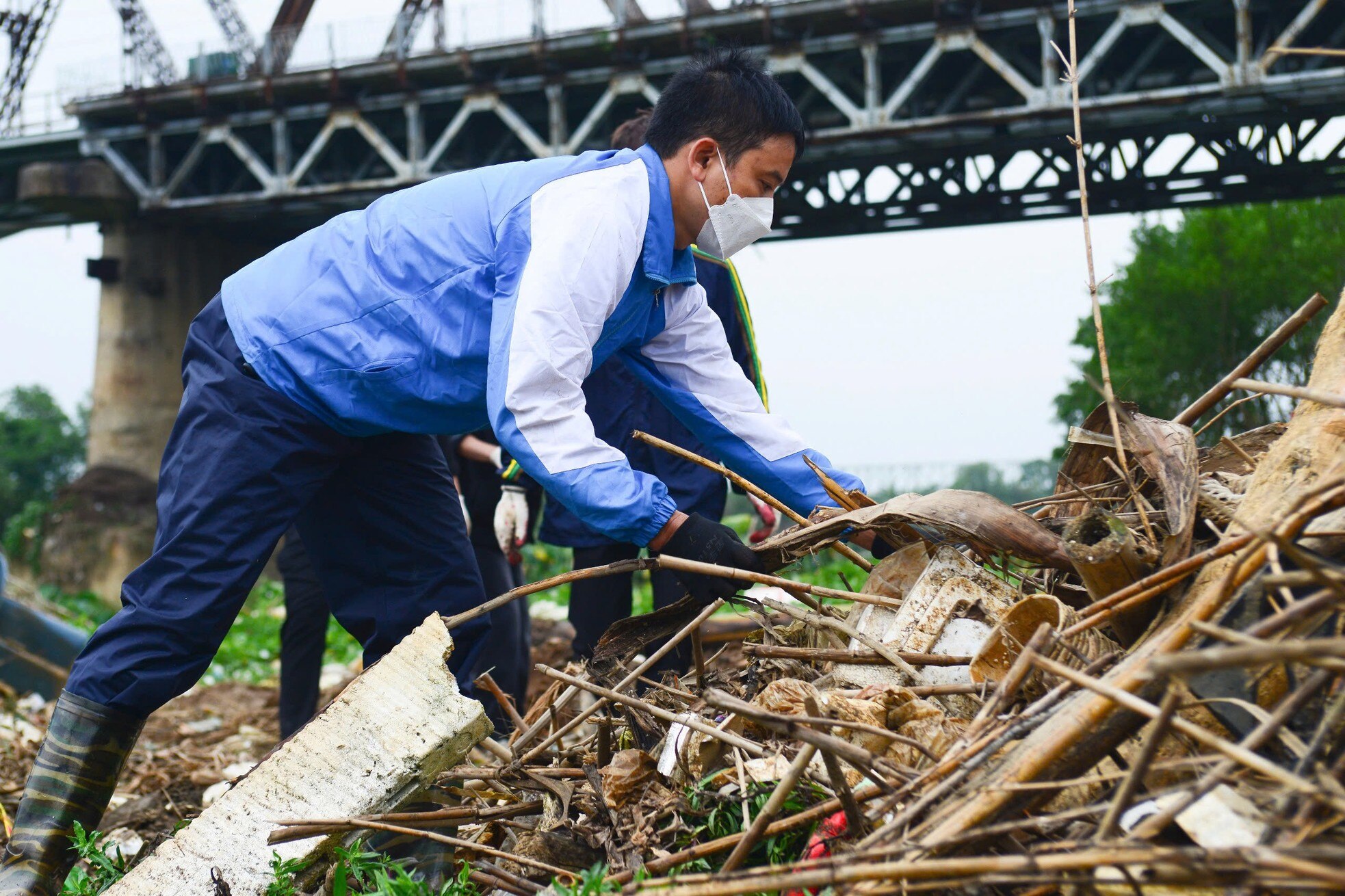 Hàng trăm người vượt mưa gió dọn rác ven sông Hồng ảnh 10