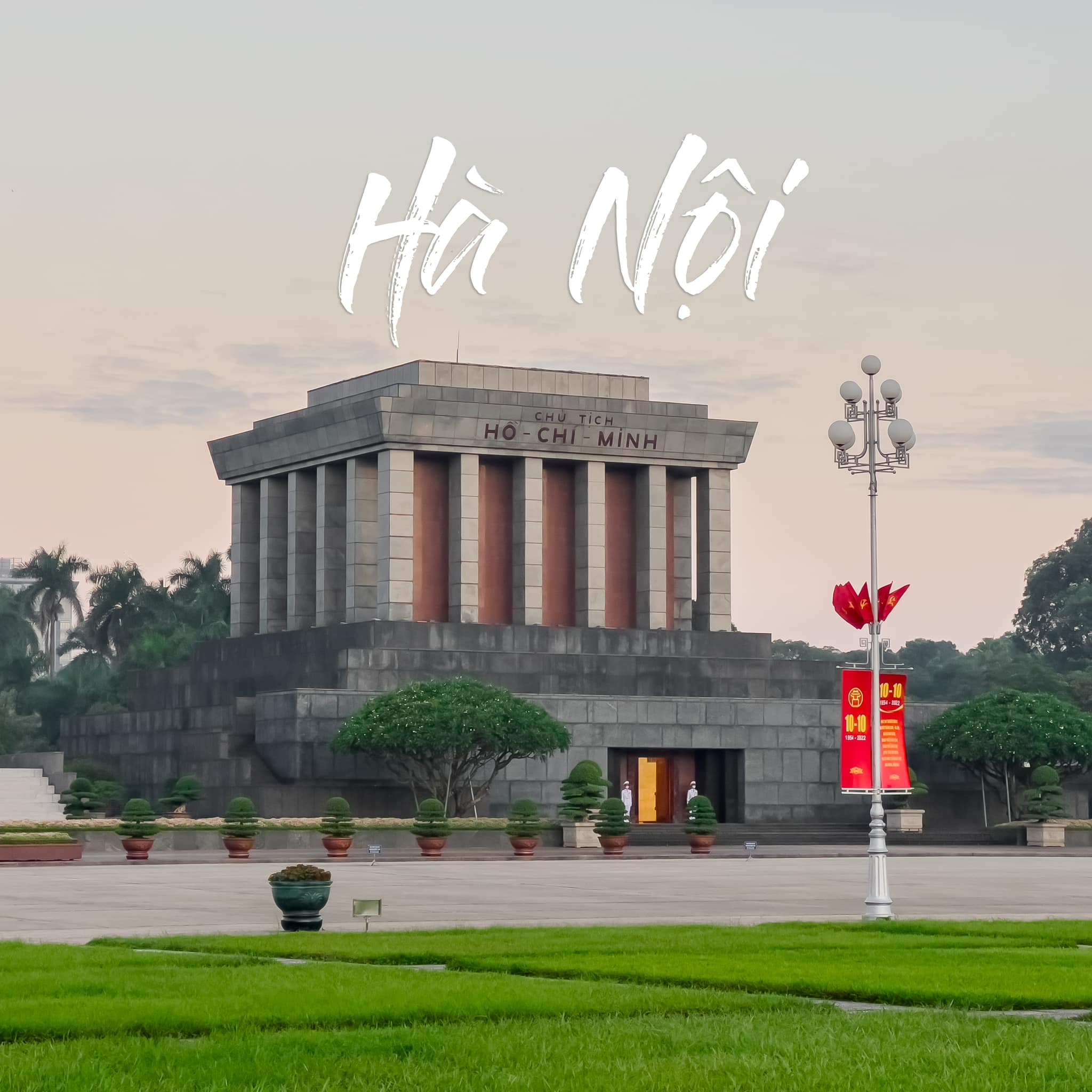 Có thể là hình ảnh về ngoài trời, tượng đài và văn bản