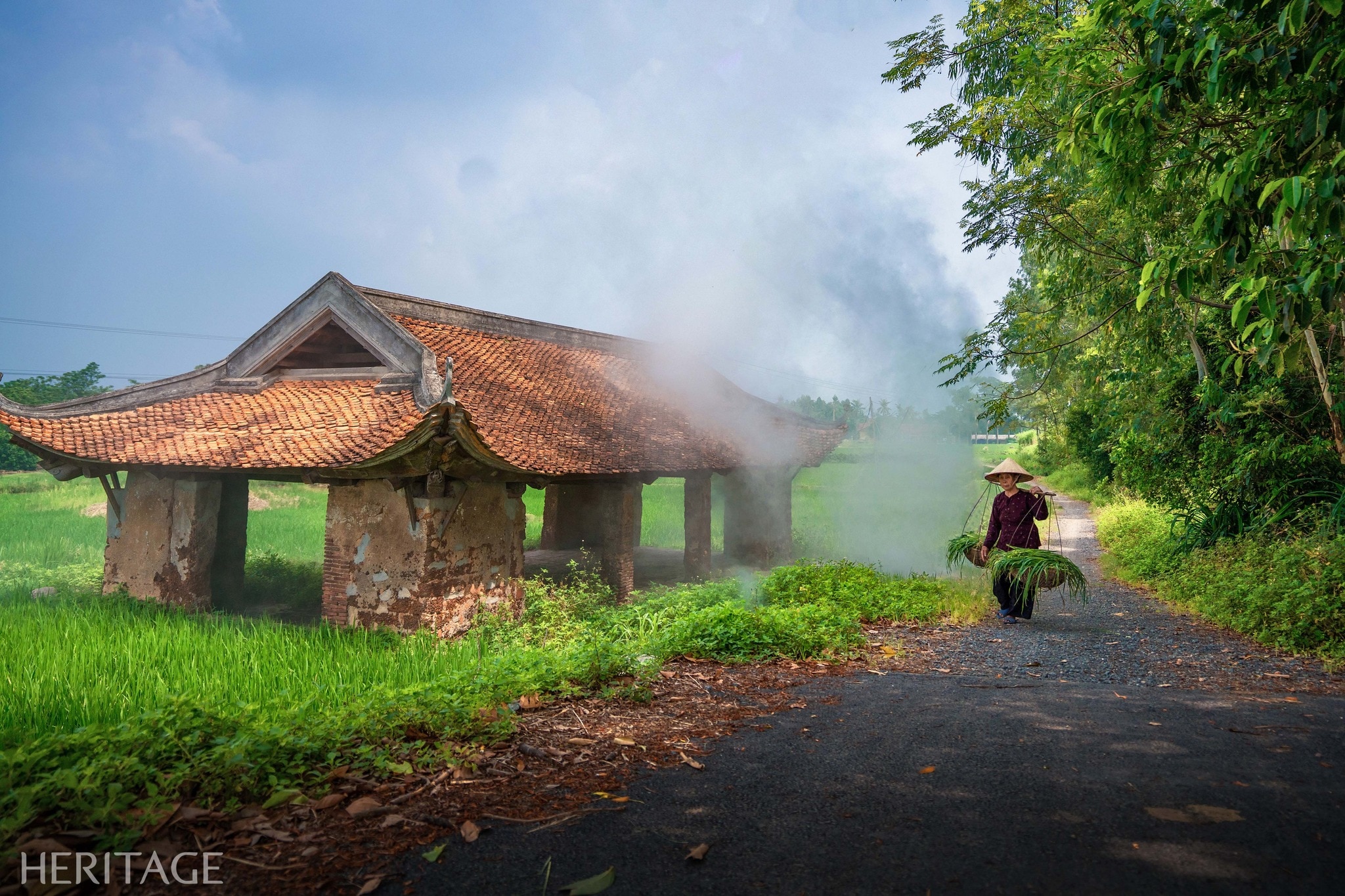 Có thể là hình ảnh về 1 người và sương mù