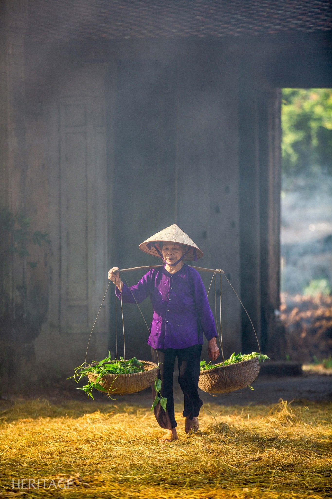 Có thể là hình ảnh về 1 người và trẻ em