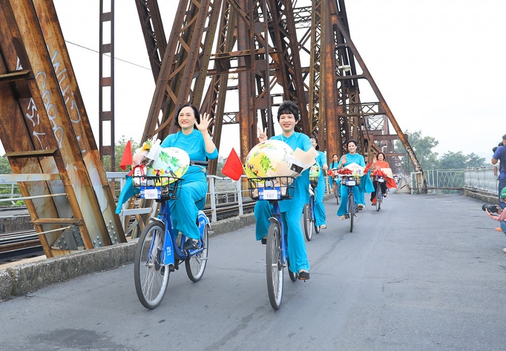 nam-thanh-nu-tu-mac-ao-dai-dap-xe-ngam-di-san-ha-noi-20240901112422.jpg