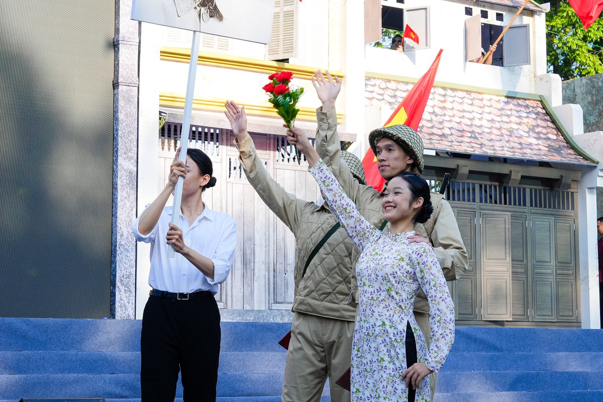 Hình ảnh đoàn quân tiến về Hà Nội năm 1954 được tái hiện tại hồ Gươm ảnh 12